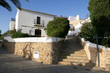 İbiza, İspanya; 1 Haziran 2025: İbiza 'nın güneydoğu kesimindeki güzel Santa Eulalia del Rio kıyı kasabası.