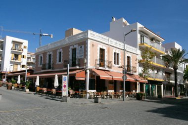 İbiza, İspanya; 1 Haziran 2025: İbiza 'nın güneydoğu kesimindeki güzel Santa Eulalia del Rio kıyı kasabası.