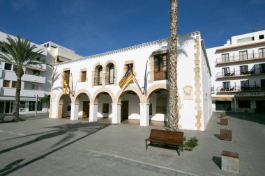 İbiza, İspanya; 1 Haziran 2025: İbiza 'nın güneydoğu kesimindeki güzel Santa Eulalia del Rio kıyı kasabası.