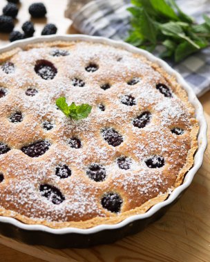 Kırmızı böğürtlenli Fransız turtası. Geleneksel İtalyan tarifi.