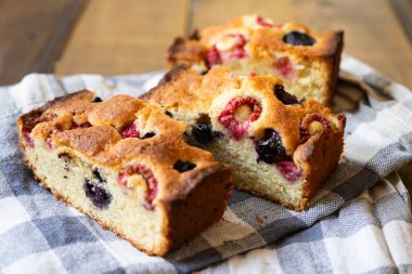 Kırmızı böğürtlenli Fransız turtası. Geleneksel İtalyan tarifi.