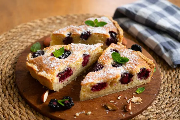 Kırmızı böğürtlenli Fransız turtası. Geleneksel İtalyan tarifi.