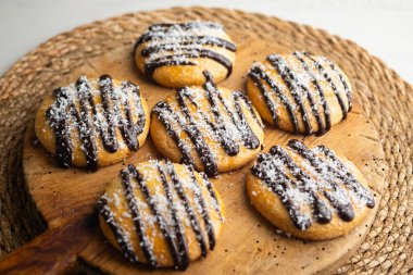 Çikolatalı ve rendelenmiş hindistan cevizli tereyağlı kurabiye..