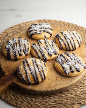 Çikolatalı ve rendelenmiş hindistan cevizli tereyağlı kurabiye..
