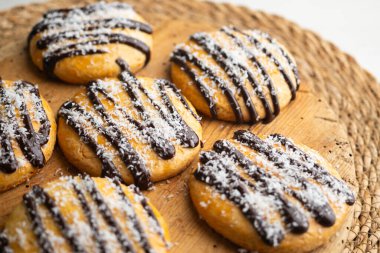 Çikolatalı ve rendelenmiş hindistan cevizli tereyağlı kurabiye..