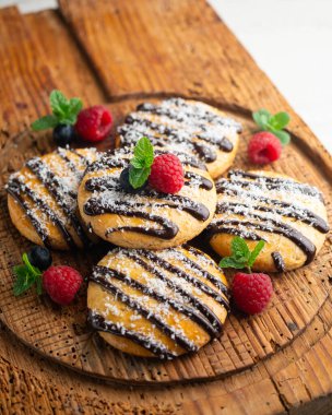 Çikolatalı ve rendelenmiş hindistan cevizli tereyağlı kurabiye..