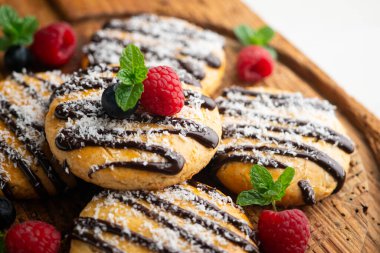 Çikolatalı ve rendelenmiş hindistan cevizli tereyağlı kurabiye..