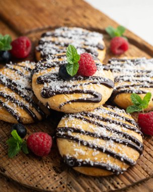 Çikolatalı ve rendelenmiş hindistan cevizli tereyağlı kurabiye..