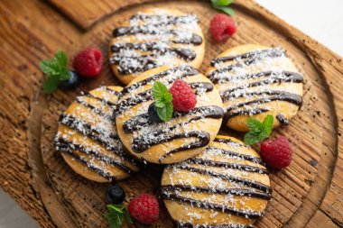 Çikolatalı ve rendelenmiş hindistan cevizli tereyağlı kurabiye..