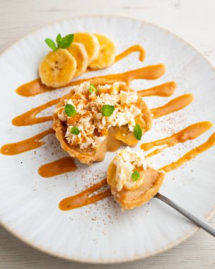 Karamelli banoffee turtası, taze muz ve krema..