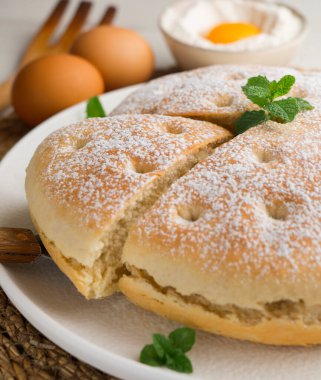 Torta Nata Gallega. Kuzey İspanya 'dan geleneksel bir tatlı. Krem şantili..