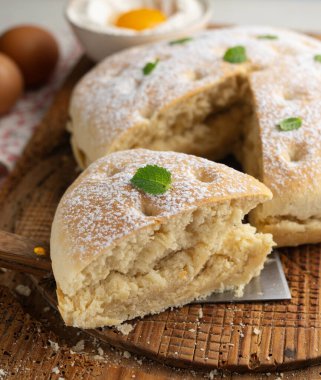 Torta Nata Gallega. Kuzey İspanya 'dan geleneksel bir tatlı. Krem şantili..