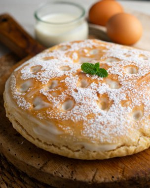 Torta Nata Gallega. Kuzey İspanya 'dan geleneksel bir tatlı. Krem şantili..
