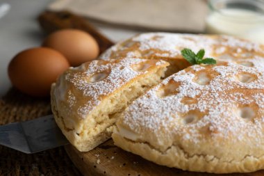 Torta Nata Gallega. Kuzey İspanya 'dan geleneksel bir tatlı. Krem şantili..
