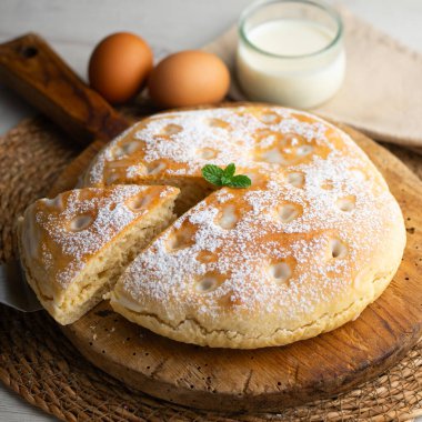 Torta Nata Gallega. Kuzey İspanya 'dan geleneksel bir tatlı. Krem şantili..