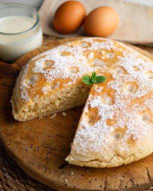 Torta Nata Gallega. Kuzey İspanya 'dan geleneksel bir tatlı. Krem şantili..