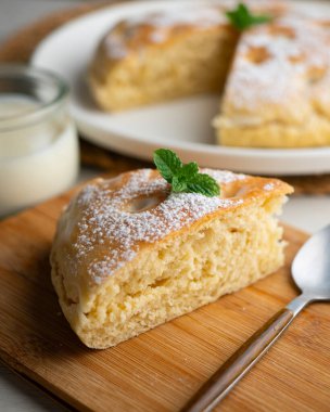 Torta Nata Gallega. Kuzey İspanya 'dan geleneksel bir tatlı. Krem şantili..
