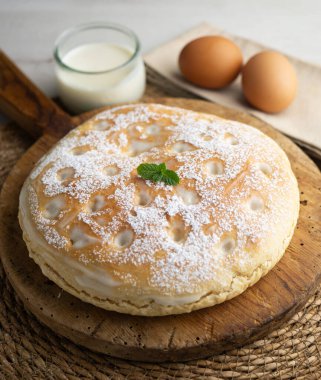 Torta Nata Gallega. Kuzey İspanya 'dan geleneksel bir tatlı. Krem şantili..