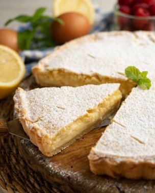 Nonna 'nın Turtası. Limon kremalı İtalyan hamur tatlısı. Geleneksel İtalyan nonna tarifi.