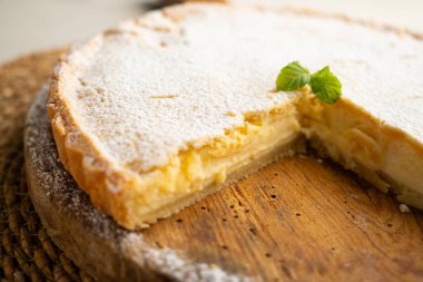 Nonna 'nın Turtası. Limon kremalı İtalyan hamur tatlısı. Geleneksel İtalyan nonna tarifi.