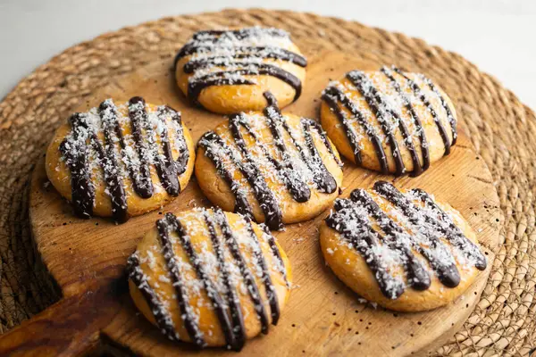 Çikolatalı ve rendelenmiş hindistan cevizli tereyağlı kurabiye..