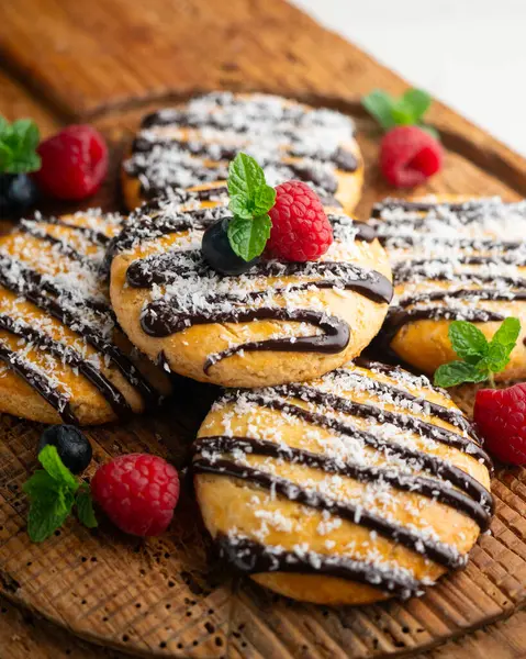 Çikolatalı ve rendelenmiş hindistan cevizli tereyağlı kurabiye..