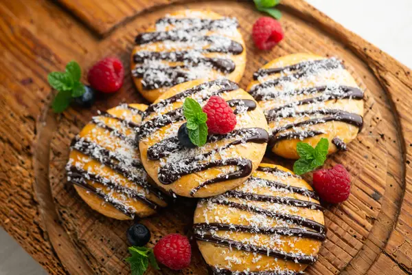 Çikolatalı ve rendelenmiş hindistan cevizli tereyağlı kurabiye..