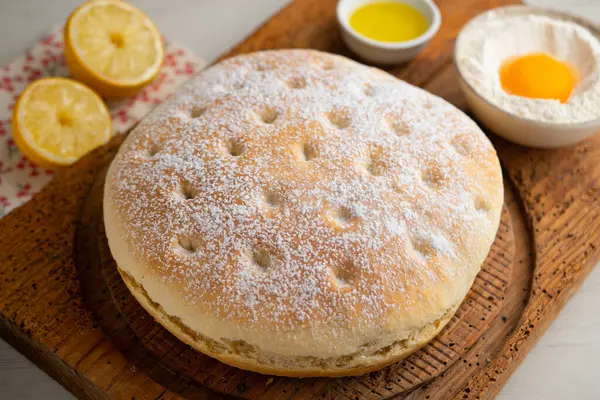 Torta Nata Gallega. Kuzey İspanya 'dan geleneksel bir tatlı. Krem şantili..