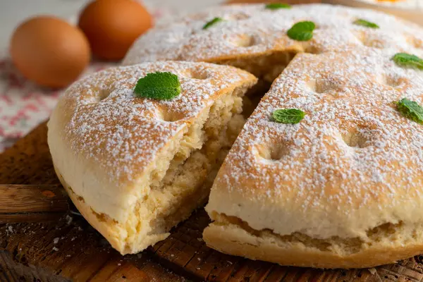 Torta Nata Gallega. Kuzey İspanya 'dan geleneksel bir tatlı. Krem şantili..