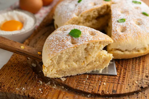 Torta Nata Gallega. Kuzey İspanya 'dan geleneksel bir tatlı. Krem şantili..
