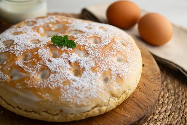 Torta Nata Gallega. Kuzey İspanya 'dan geleneksel bir tatlı. Krem şantili..