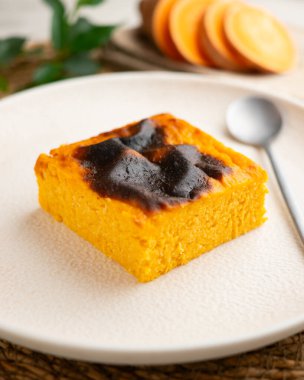 Nane şekeriyle süslenmiş balkabağı tatlısı..