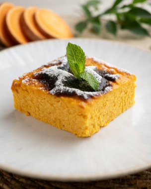 Nane şekeriyle süslenmiş balkabağı tatlısı..