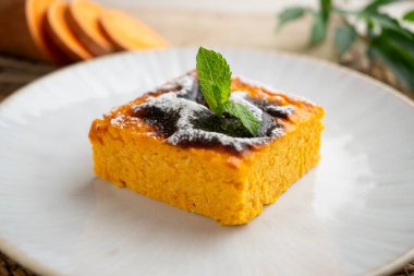 Nane şekeriyle süslenmiş balkabağı tatlısı..