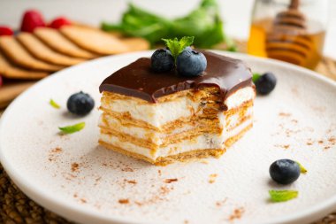 Kremalı, çikolatalı ve taze yaban mersinli kurabiye.