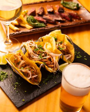 Mexico City 'de bir restoranda lezzetli doğranmış tavuk tacoları..