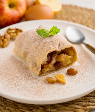 Apple strudel, Avusturya ve Güney Alman mutfağının geleneksel bir tatlısıdır..