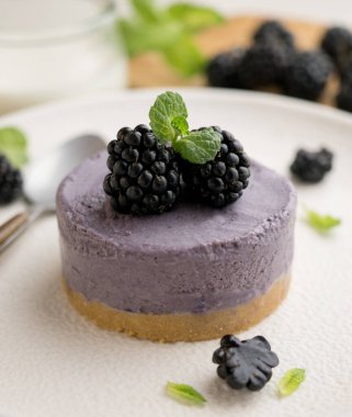 Bisküvi tabanlı böğürtlenli tart. Geleneksel Fransız tarifi.