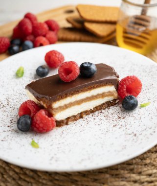 Nilüfer kremalı ve bisküvili. Çikolata ve kırmızı böğürtlenli..