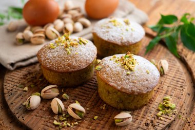 Ahşap bir yüzeyde fıstıklı kekler..