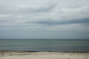 Danimarka sahillerinde beyaz kumlu plajlar, yazın Baltık Denizi ile yıkanır..
