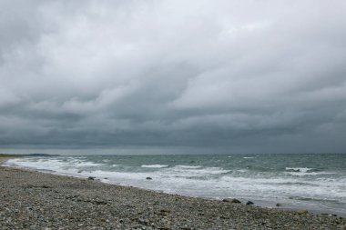 Danimarka sahillerinde beyaz kumlu plajlar, yazın Baltık Denizi ile yıkanır..
