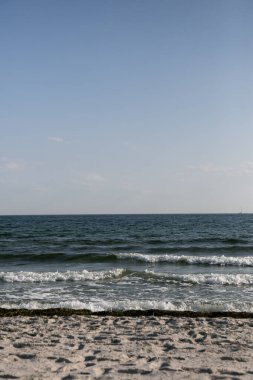 Danimarka sahillerinde beyaz kumlu plajlar, yazın Baltık Denizi ile yıkanır..