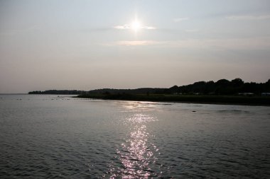 Danimarka sahillerinde beyaz kumlu plajlar, yazın Baltık Denizi ile yıkanır..