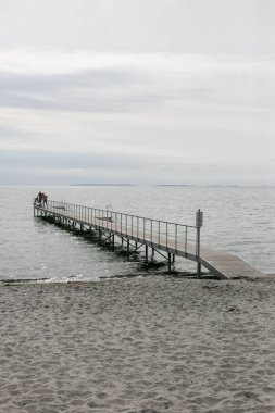 Danimarka 'daki Baltık Denizi sahilinde ahşap banyo geçidi..