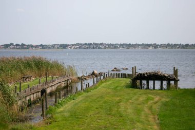 Danimarka 'daki Baltık Denizi sahilinde ahşap banyo geçidi..