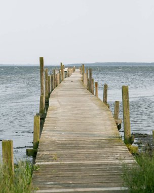 Danimarka 'daki Baltık Denizi sahilinde ahşap banyo geçidi..