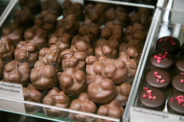 İsveç, Malmö 'deki Saluhall gıda pazarında Pralinler ve gurme tatlılar.