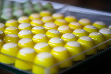 İsveç, Malmö 'deki Saluhall gıda pazarında Pralinler ve gurme tatlılar.