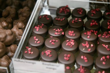 İsveç, Malmö 'deki Saluhall gıda pazarında Pralinler ve gurme tatlılar.